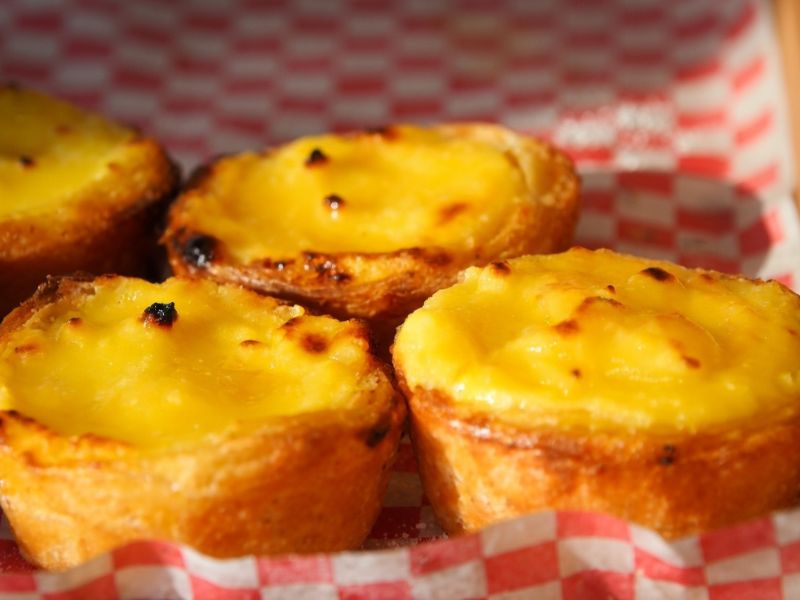 Freshly baked pastéis de nata